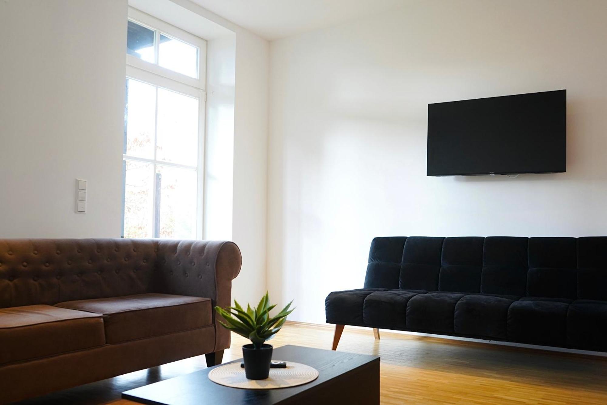 Appartement Wohnensemble Mit 3 Separaten Bereichen- 2 Kuechen- 3 Badezimmer- 10 Personen- Garten- Parkplatz *