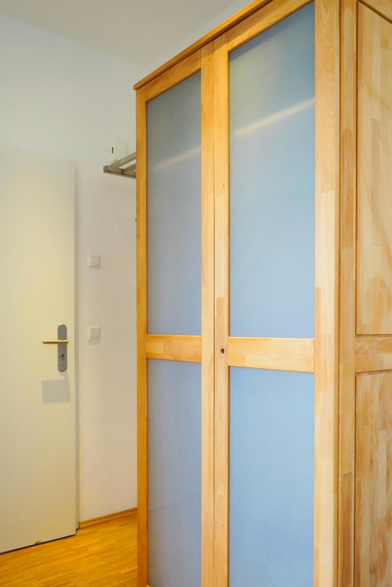 Wohnensemble Mit 3 Separaten Bereichen- 2 Kuechen- 3 Badezimmer- 10 Personen- Garten- Parkplatz Appartement